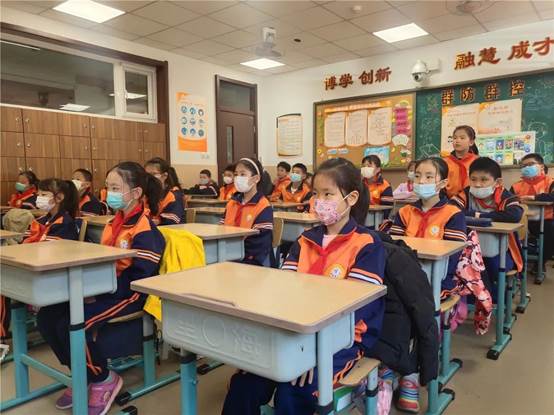 一群人在餐厅里
描述已自动生成